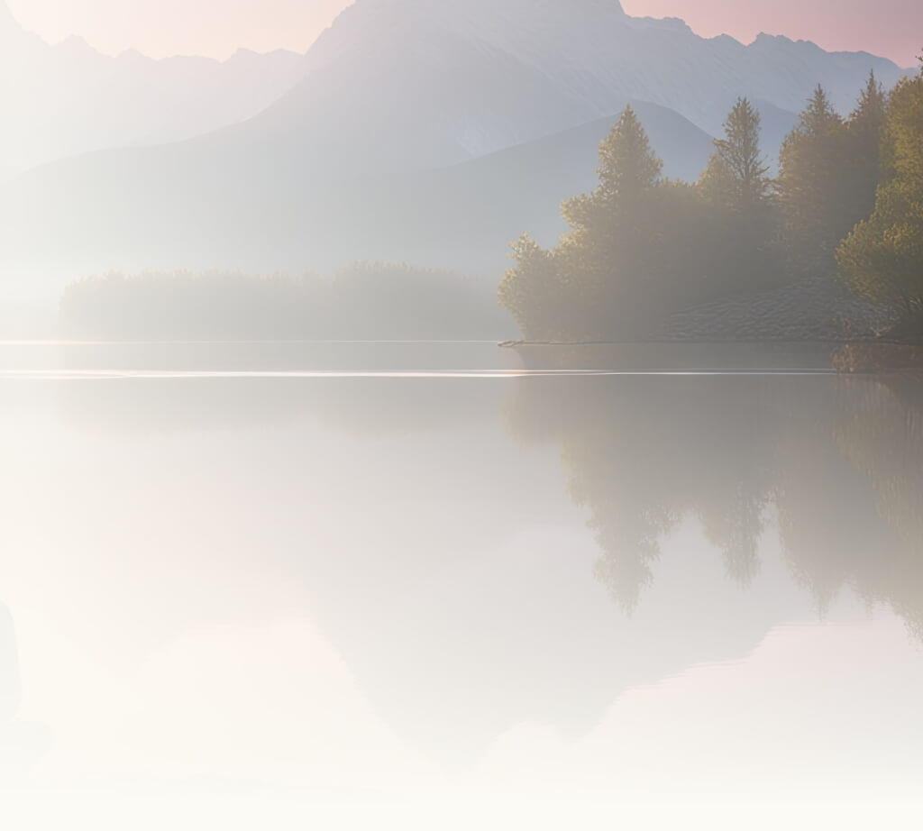 Weite, stille Landschaft im sanften Morgenlicht