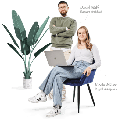 Mitarbeiter Daniel und Nicole mit Laptop in der Hand