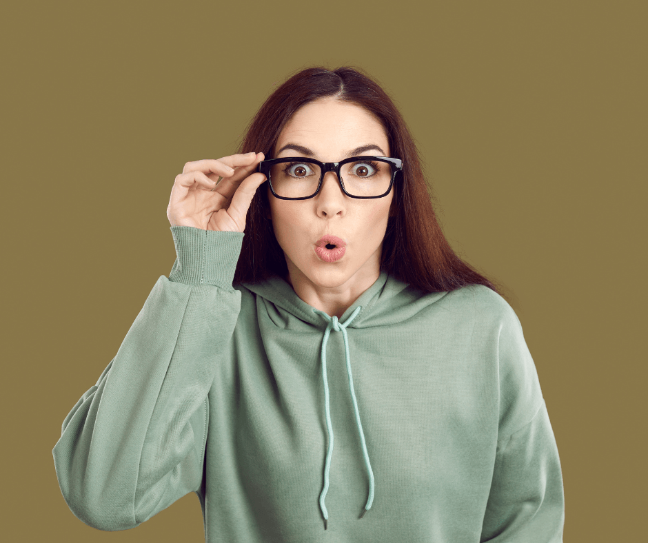 Eine Frau nimmt die Brille ab und richtet ihren Blick