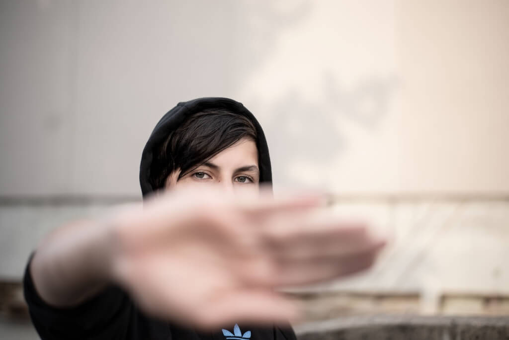 Eine Frau setzt mit einer Handbewegung klare Grenzen