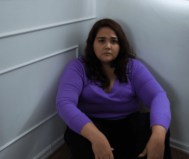 einsame Frau, die denkt, sie wäre alleine mit ihrem Problem
