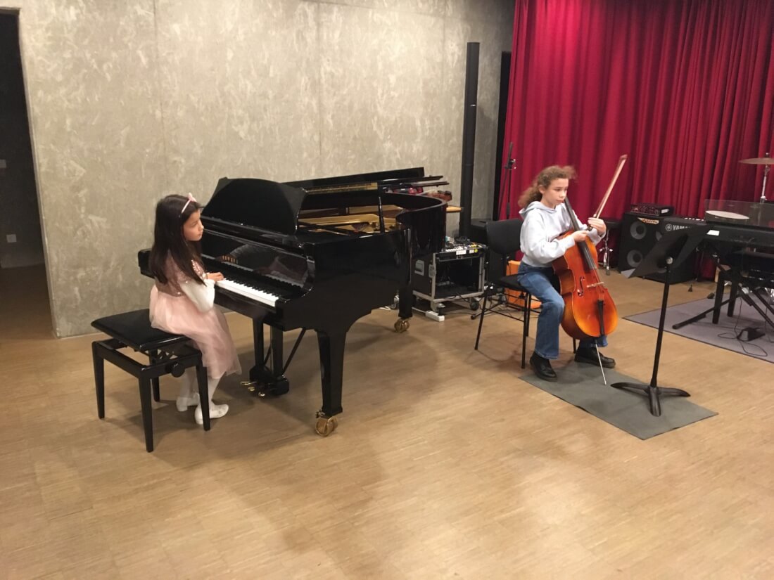 Commitment to the future of music – new direction supports the Neusäß Music School with the purchase of a new concert grand piano