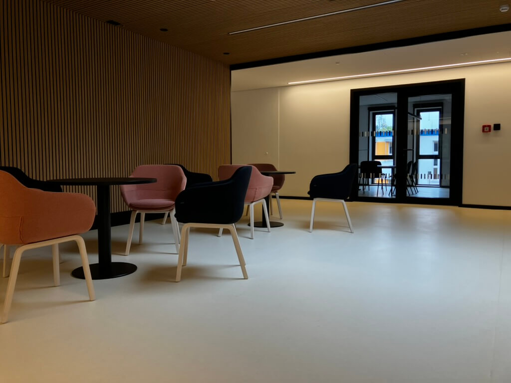 Aufenthaltsraum zwischen den Nutzerraeumen für die Besucher im Dokumentationszentrum Borna