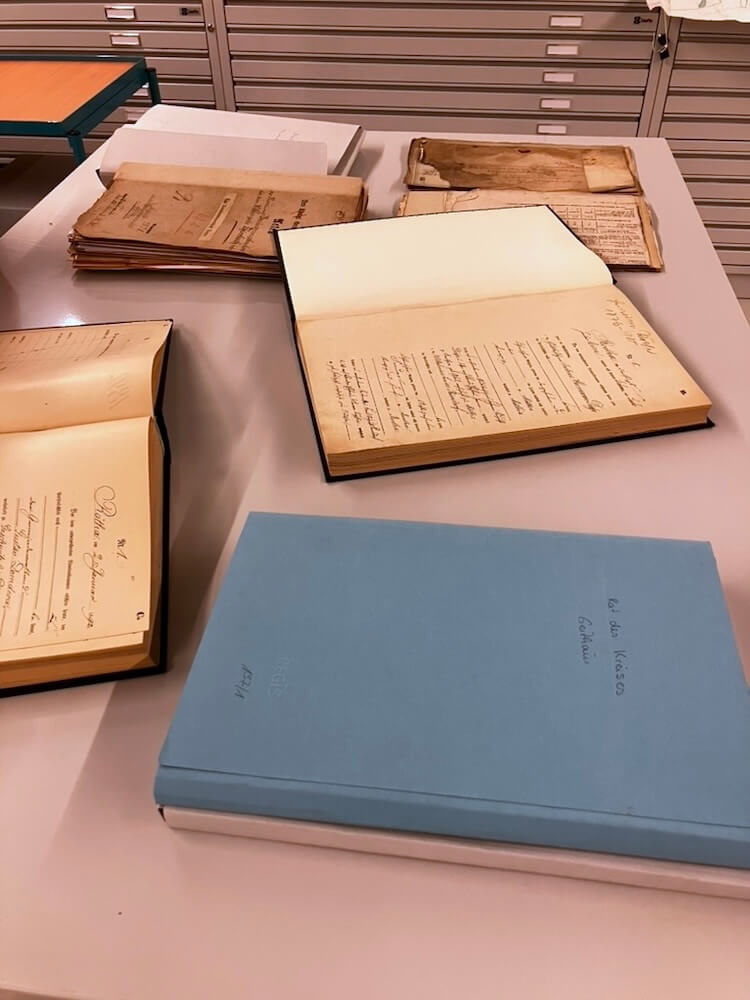 Auswahl an Archivmaterialien im Kreisarchiv Leipzig