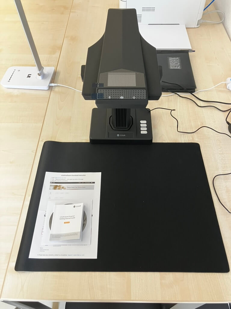 moderner overhead scanner im Leseraum des Kreisarchivs Leipzig