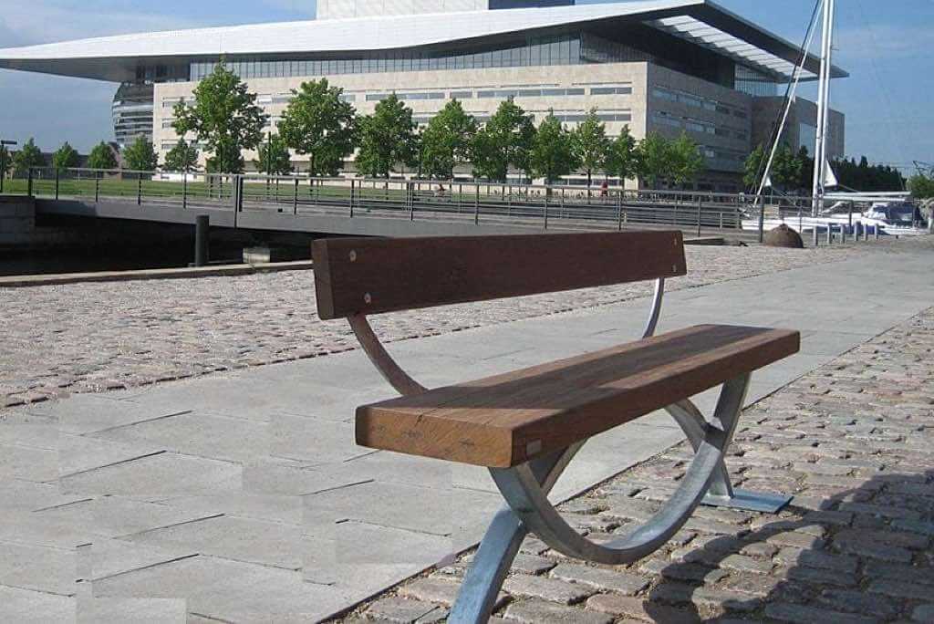 Sitzbank Thors Oftal mit Rückenlehne - aus Holz und Stahl | ofivo