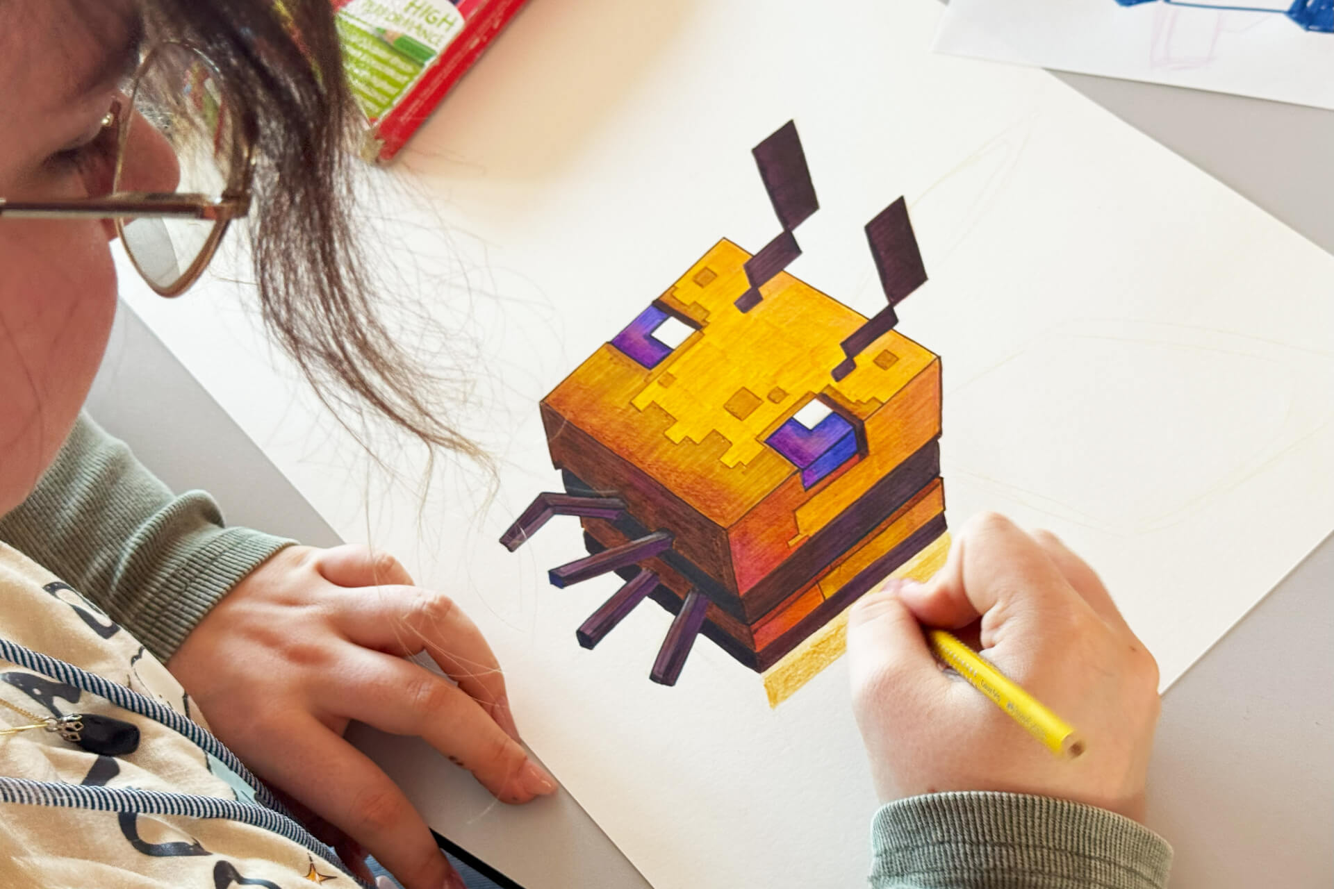 antonia zeichnet gerade eine minecraft biene auf diesem foto