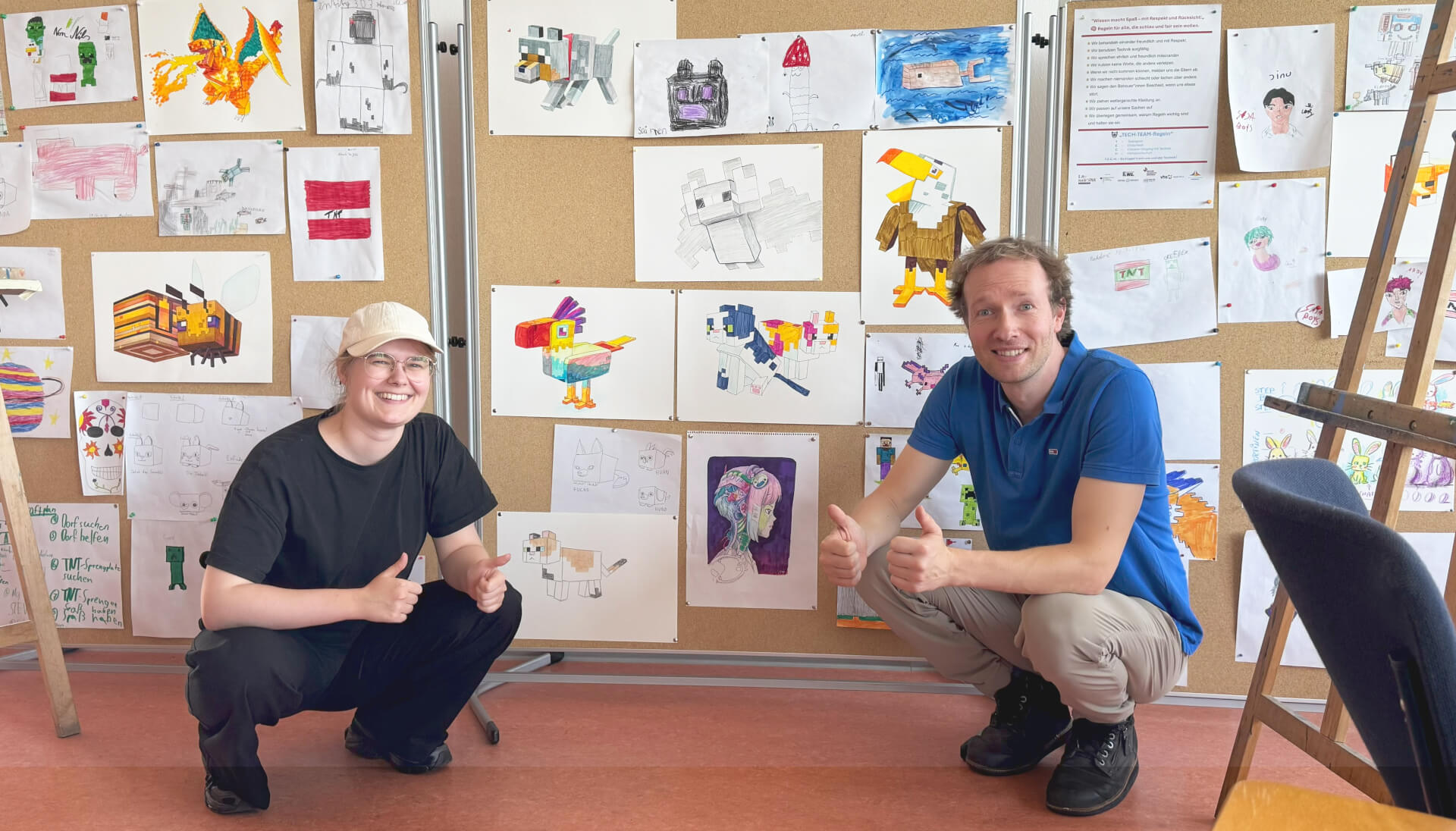 foto vom ferienzeichenkurs mit lisa und maxim posierend vor vielen minecraft zeichnungen
