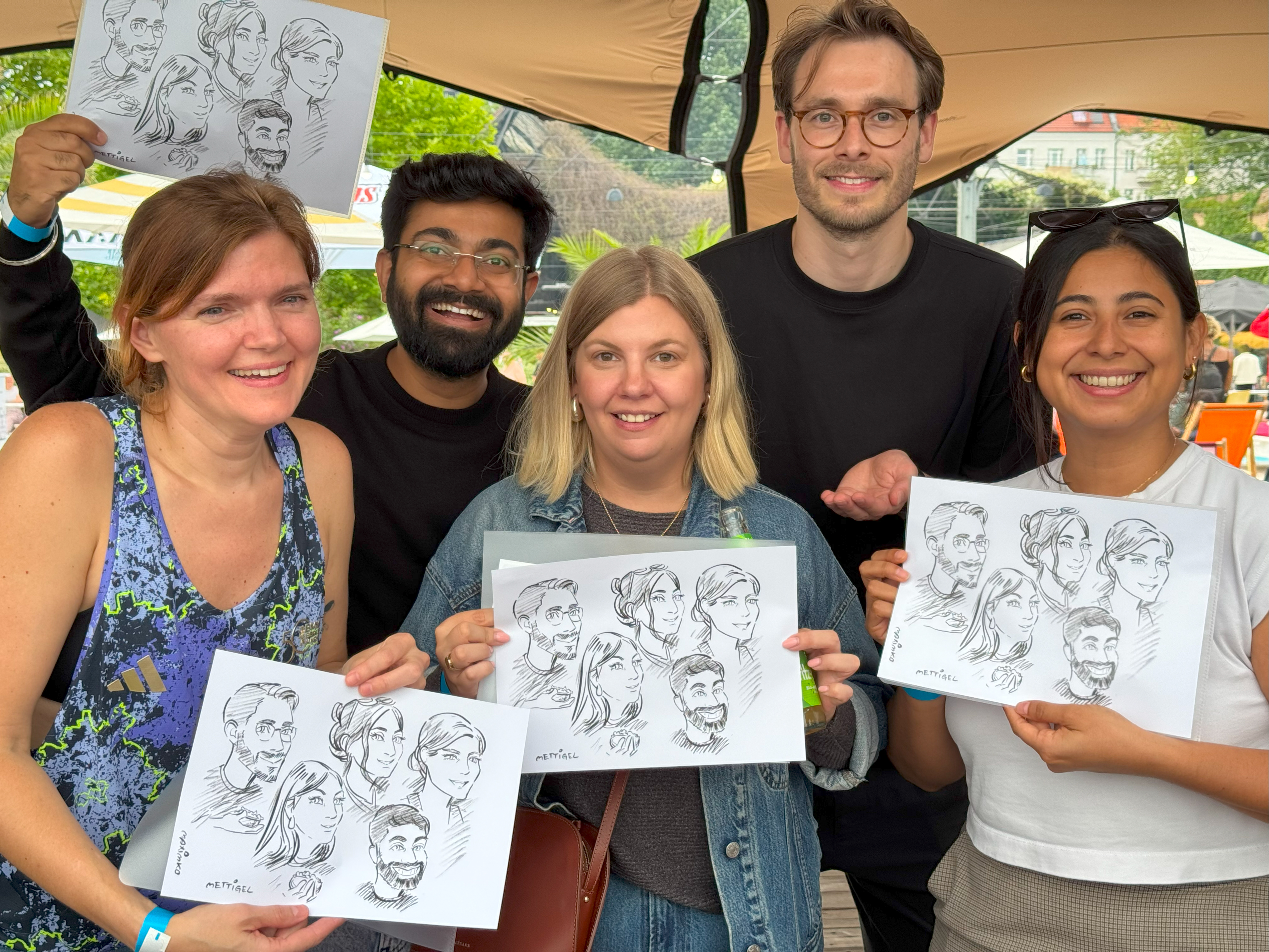 digitale portraits ausdrucke werden von zufriedenen kunden hochgehalten