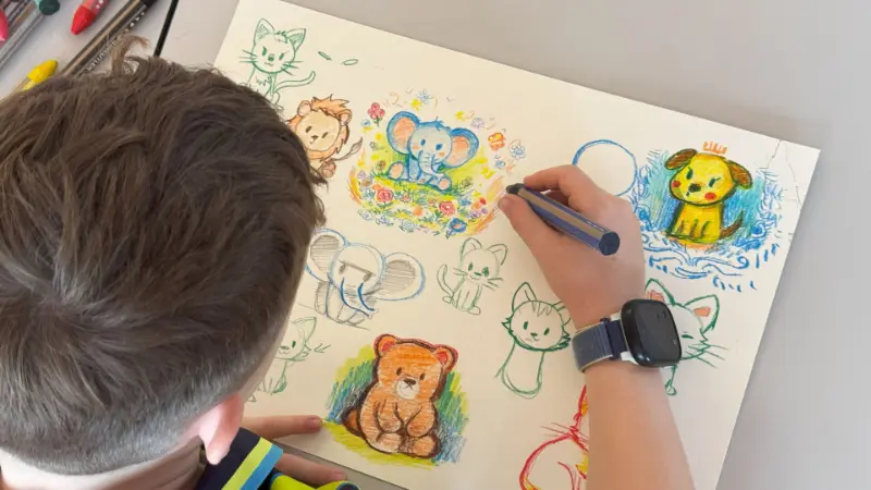 Kind 6 Jahre zeichnet bunte Tier Zeichnungen