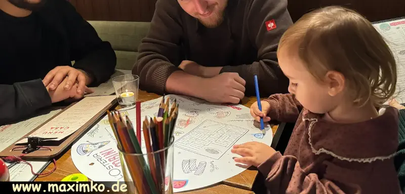 Kleinkind konzentriert beim Zeichnen im Restaurant als kreative Beschäftigung statt Handy