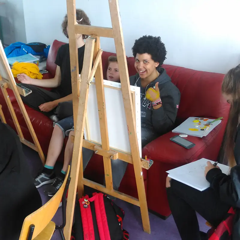 Maxim Simonenko unterrichtet Kinder im Manga Zeichenkurs