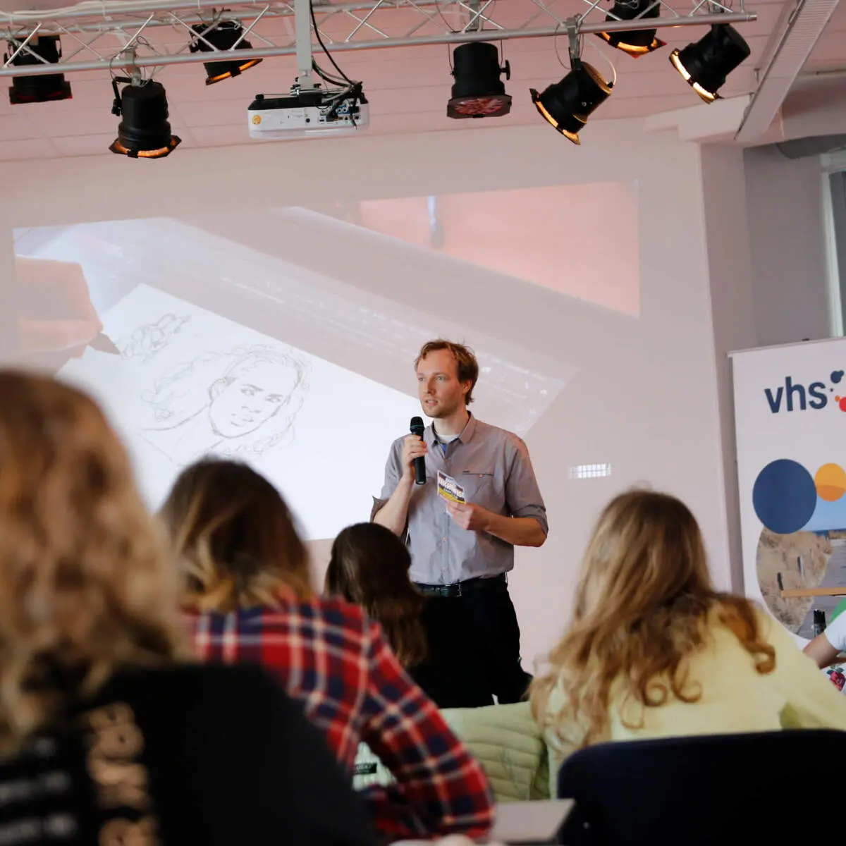Maxim Simonenko bei einem Live Manga Zeichen-Workshop: Praxisnahes Lernen in der Zeichenschule.