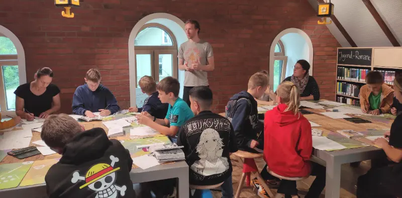 Kinder zeichnen begeistert beim Manga Workshop mit Maxim Simonenko