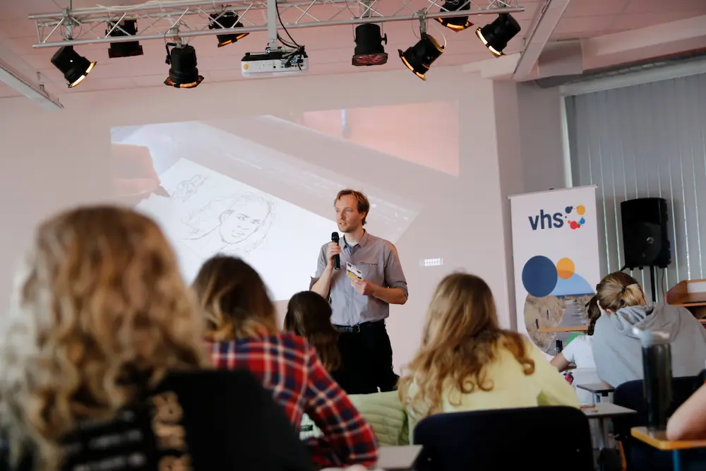 Maxim Simonenko beim Unterrichten seines Portrait-Zeichenkurses – Kursleiter und Porträtzeichner