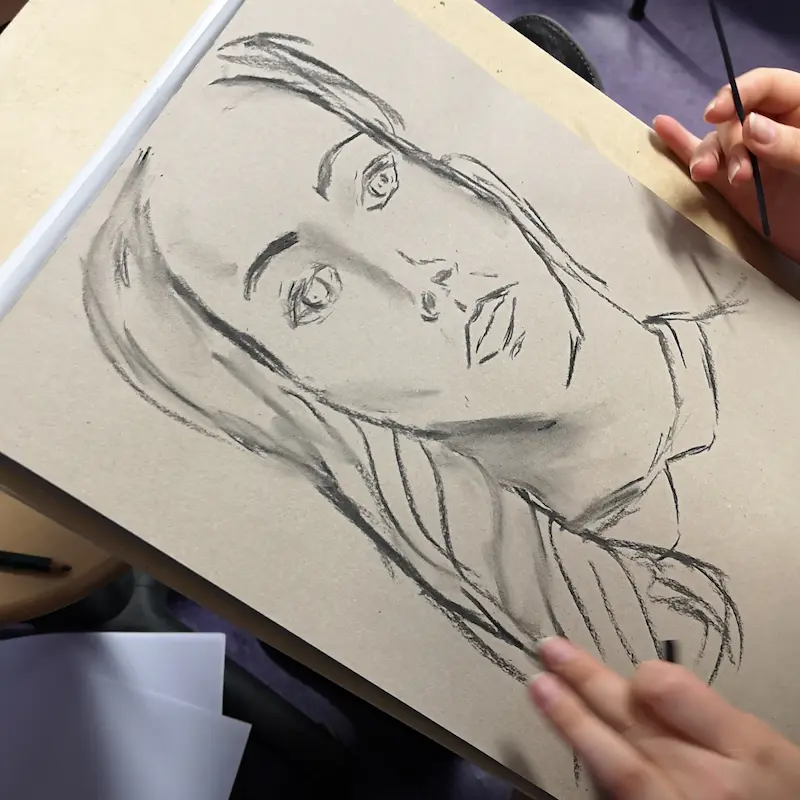 Kurs Teilnehmer zeichnet ein Portrait einer Frau mit typischen Fehlern