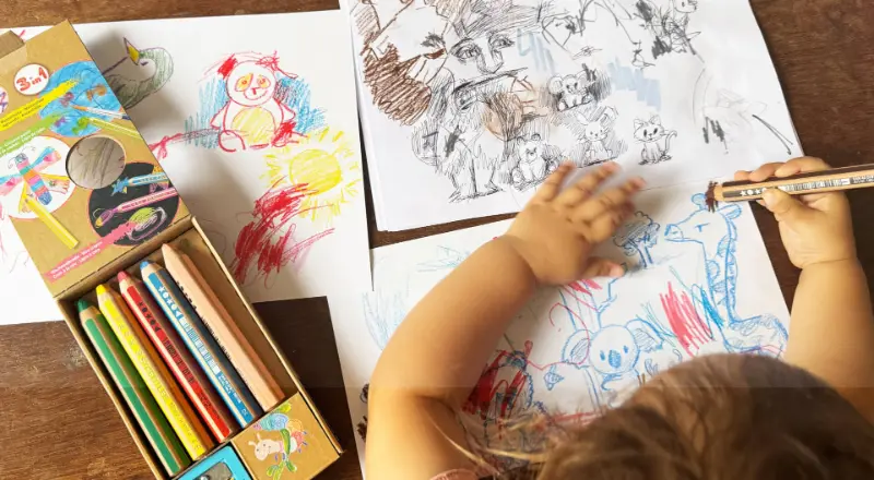 Vater zeichnet mit Stift, Kleinkind macht begeistert mit – Vorbild statt Bildschirm