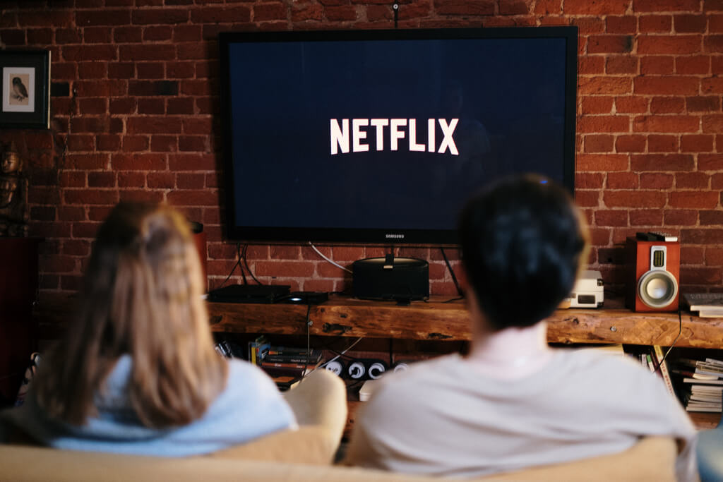 Audio description online. Couple watching Netflix on television