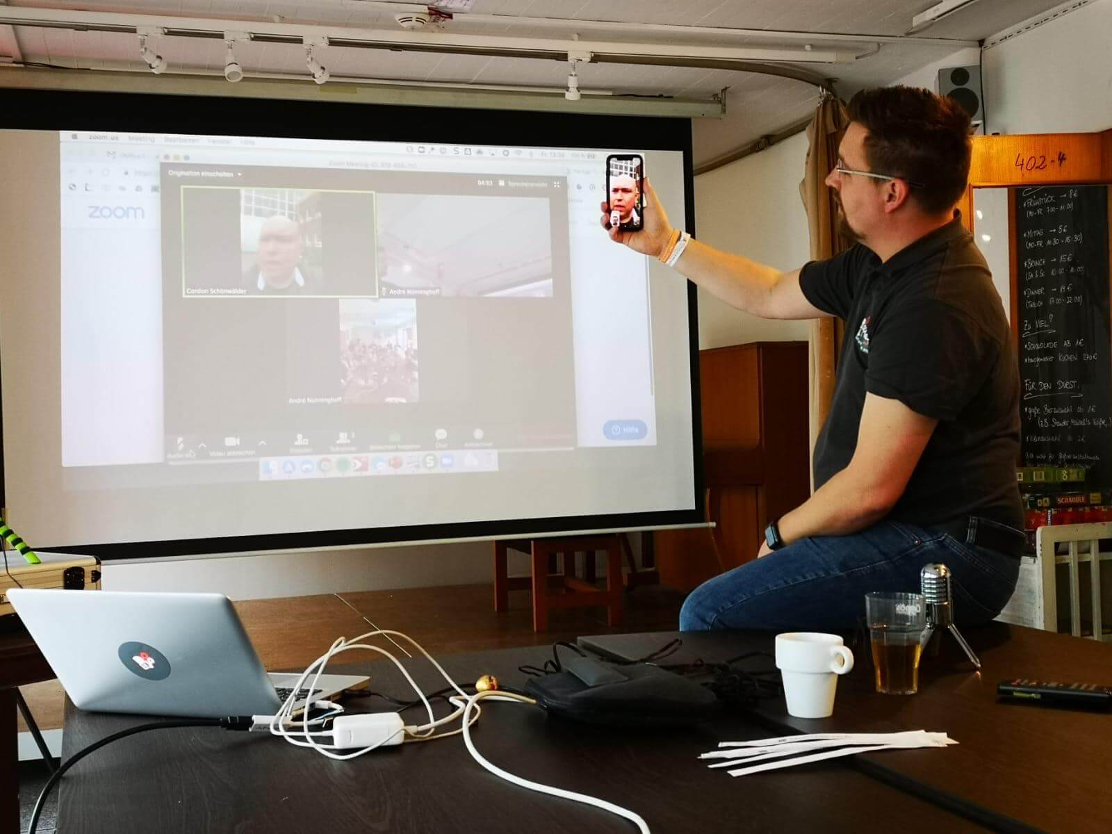 André bei der Live-Videoübertragung mit Gordon Schönwälder auf der Podcast Helden Konferenz 2019 in Düsseldorf