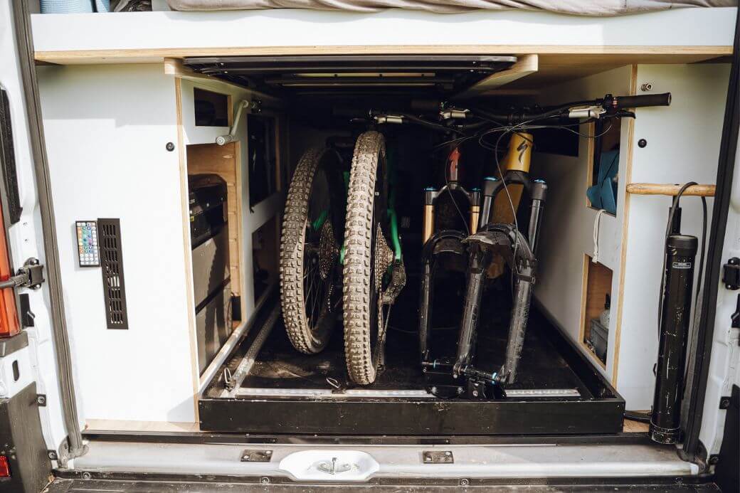 Frontalansicht: vier Mountainbikes nebeneinander in Heckgarage im Camper
