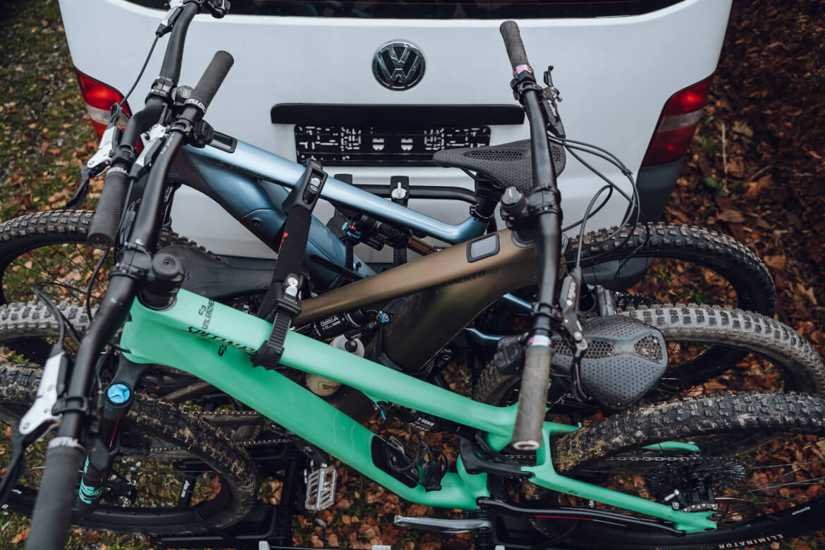 Atera Forza L Fahrradtraeger im Test mit zwei E-Mountainbikes und einem zusätzlichen Mountainbike 