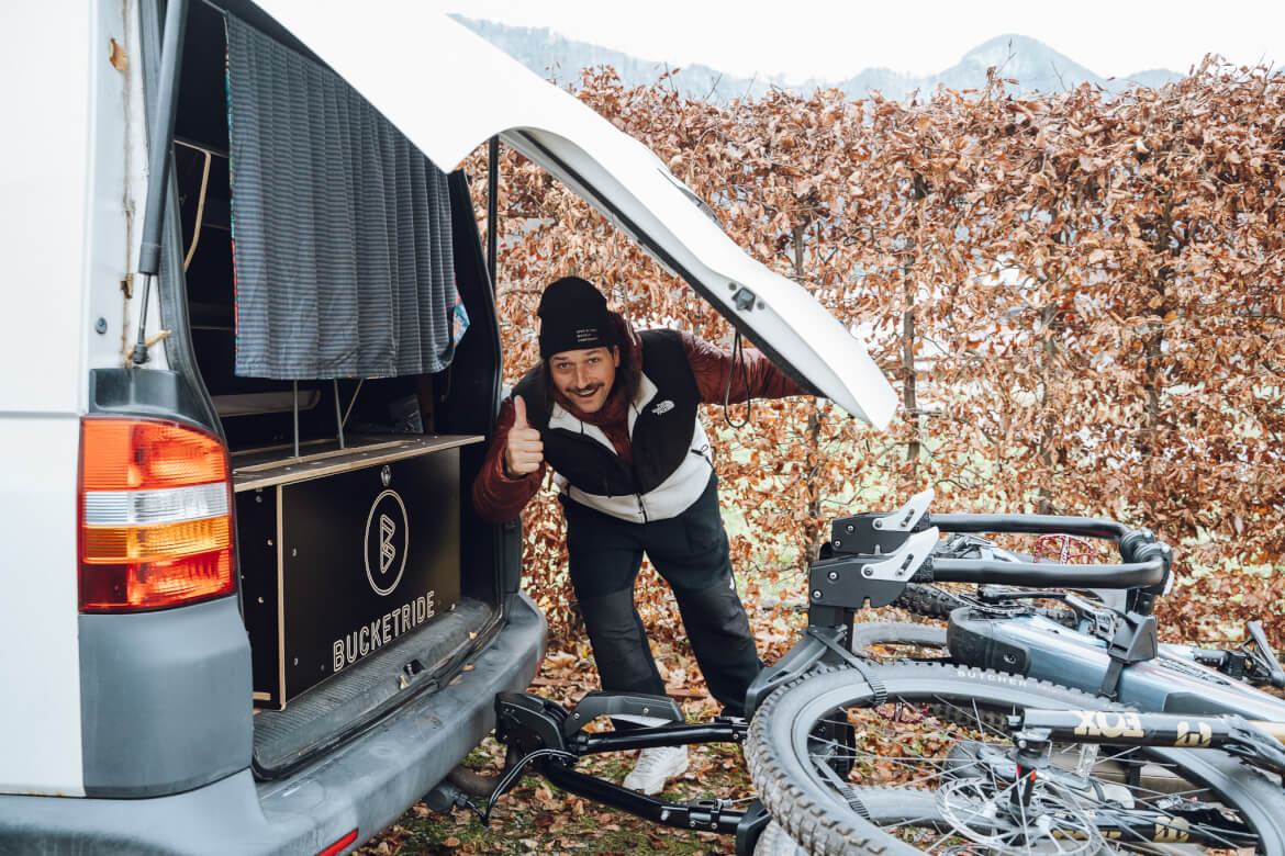 Dank 90° Abklappwinkel lässt sich die Heckklappe unseres Vans bei montiertem Atera Forza L Fahrradtraeger noch öffnen