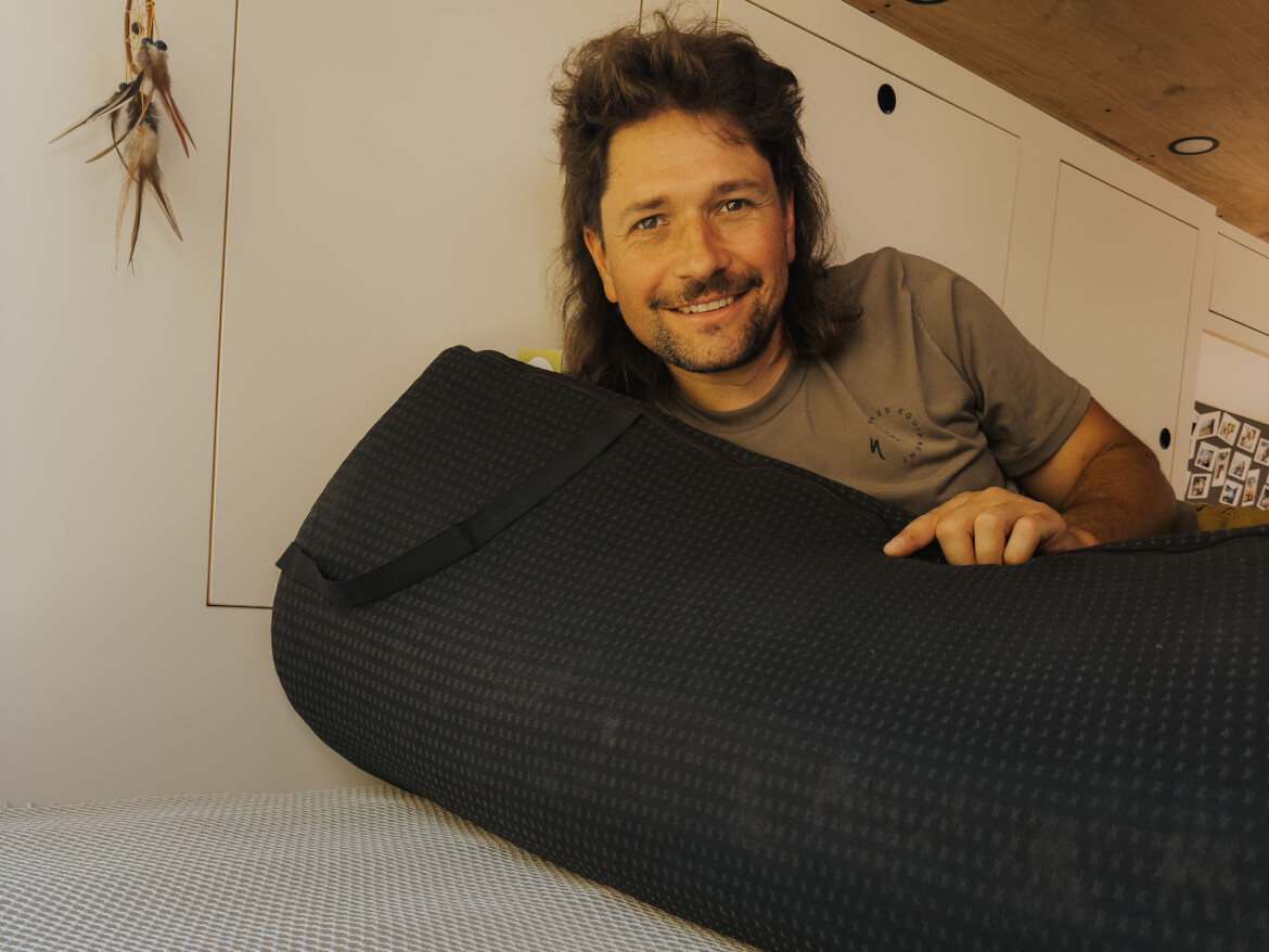 Roman im Bett im Van mit Matnext Matratzenunterlage und Blackroll Comfort Topper