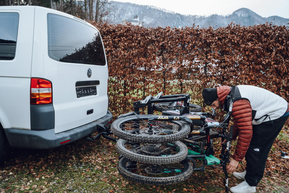Trotz drei Räder lässt sich der Fahrradträger 90 Grad abklappen
