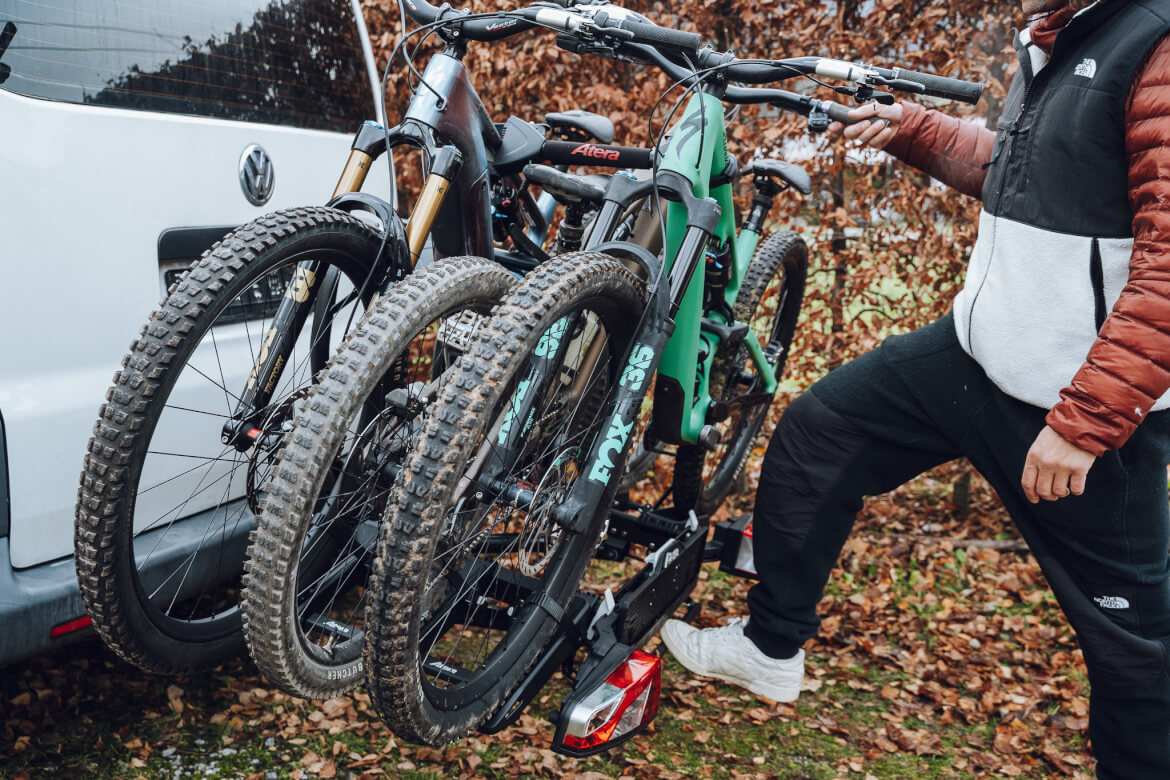 Der Atera Forza L Fahrradtraeger laesst sich leicht abklappen ohne Kraftaufwand