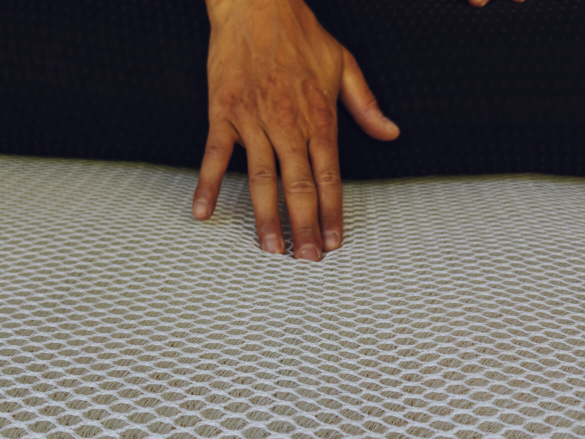 Die matnext airflow plaus matratzenunterlage ist atmusngsaktiv und dämpfend 