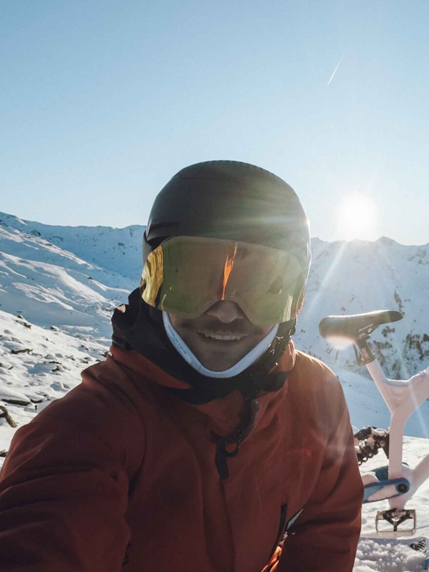 skibike trainer roman auf skibike mit panoramahintergrund