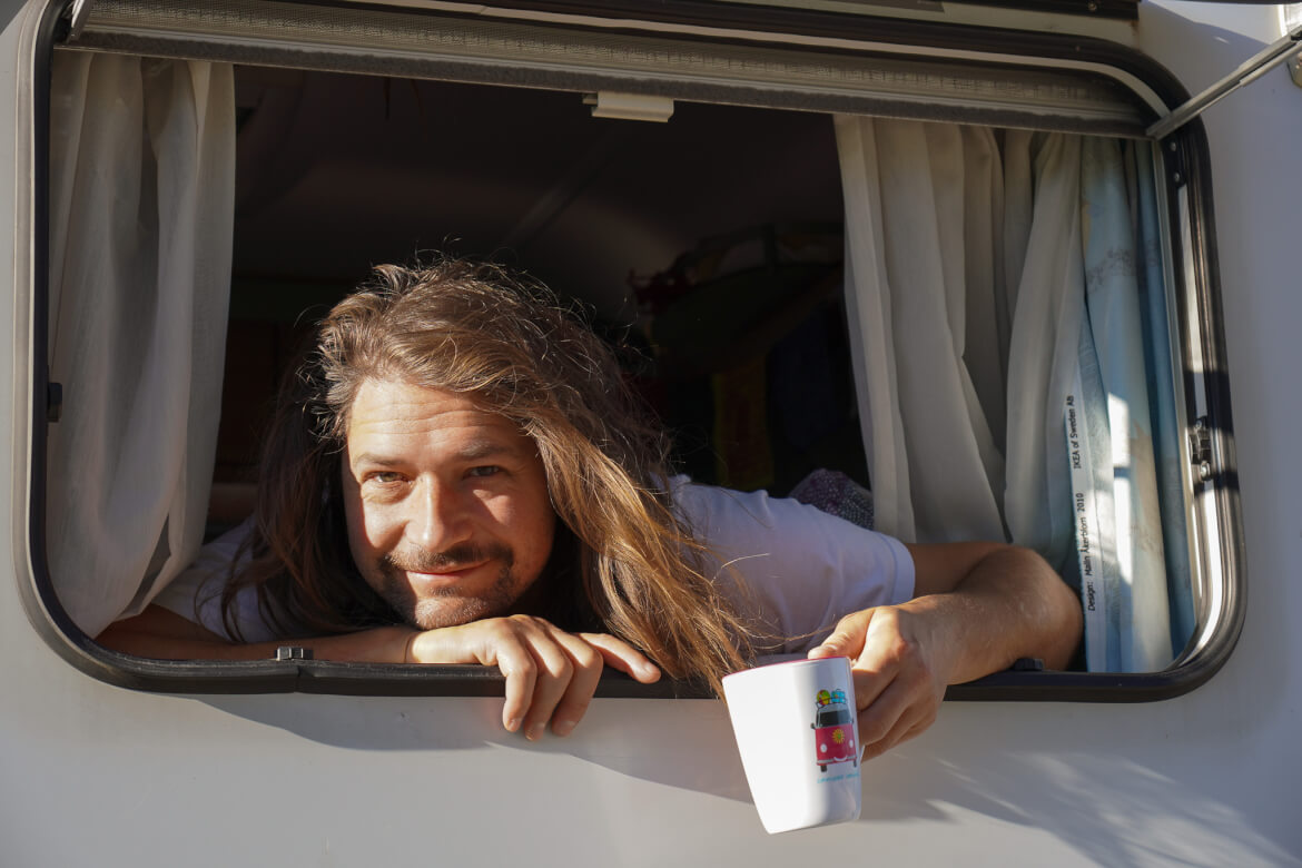 Kaffee am Morgen im Bett deines MTB Campervans