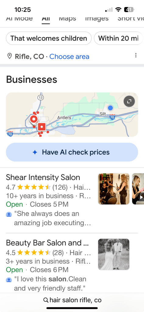 Innerhalb der Google-Maps-Ergebnisse erscheint ein Hinweis, dass Google die Preise per KI prüfen kann.