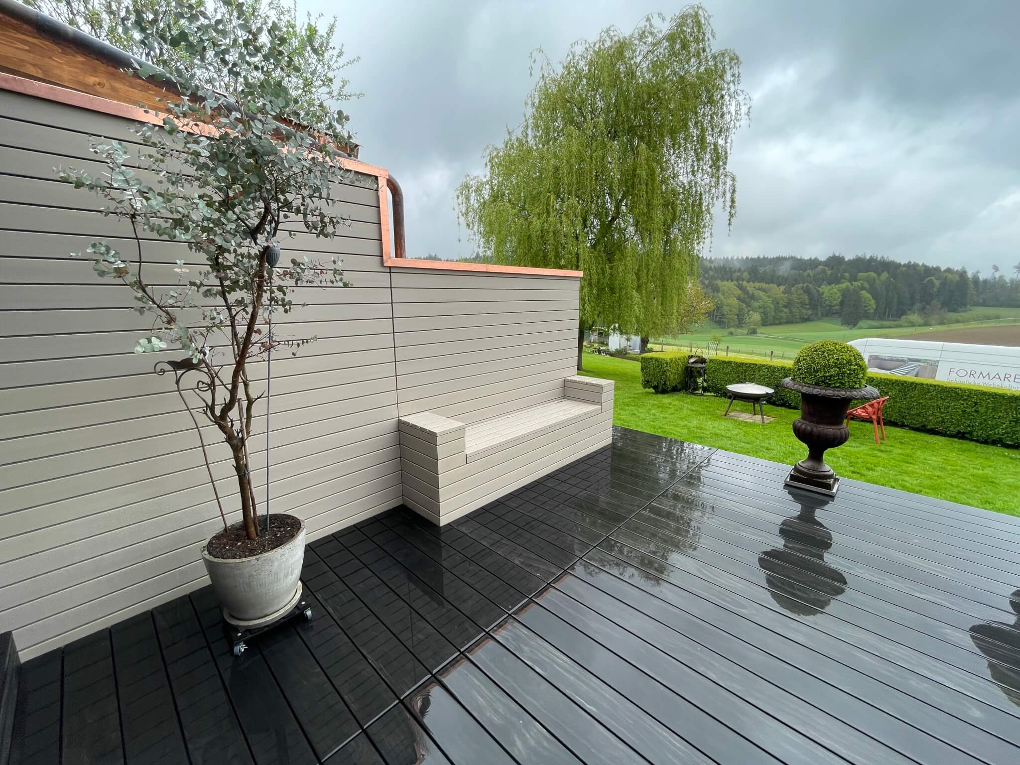 Sichtschutz und Sitzbank grau