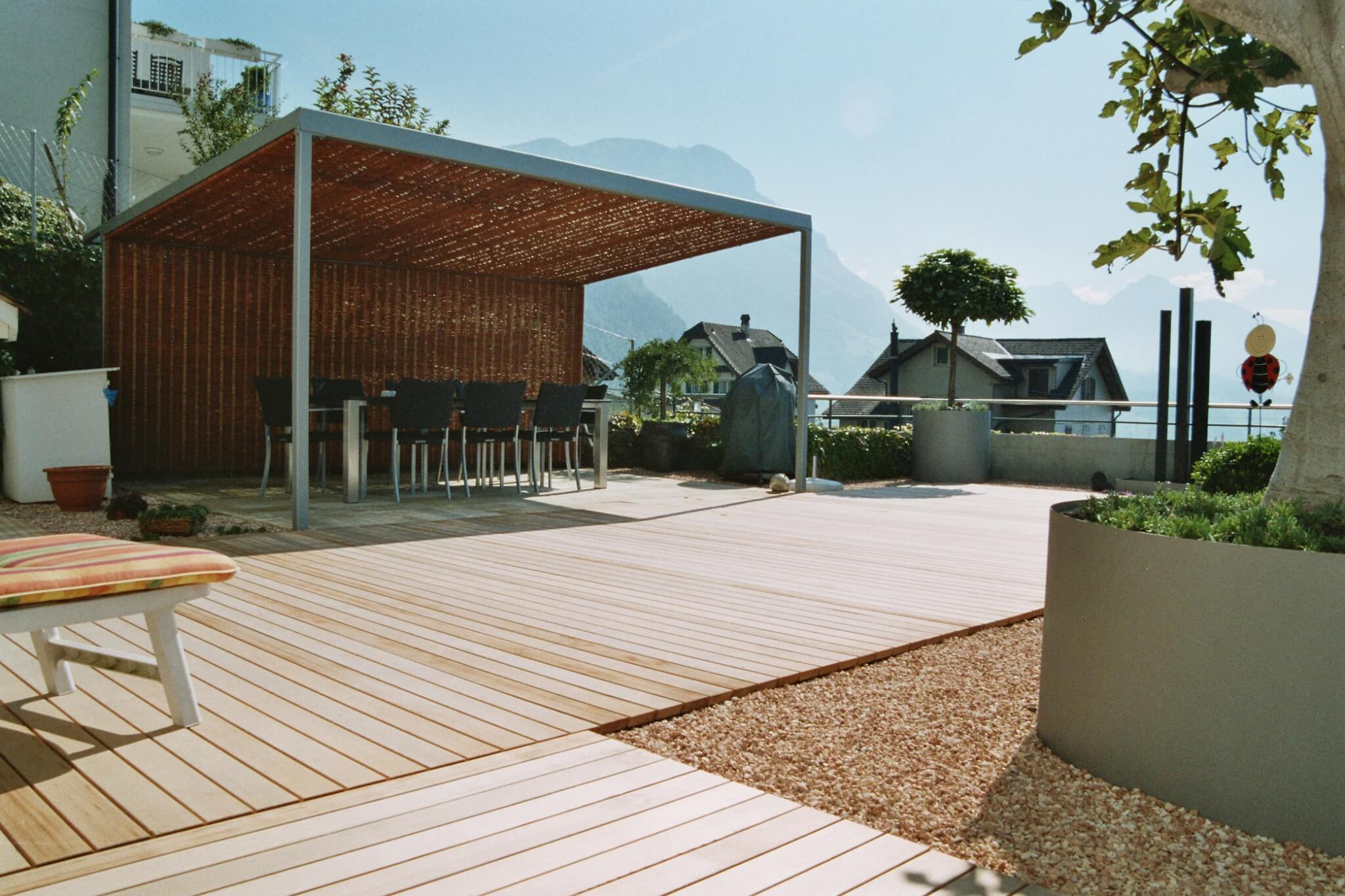 Holzdeck mit Pergola Schweiz