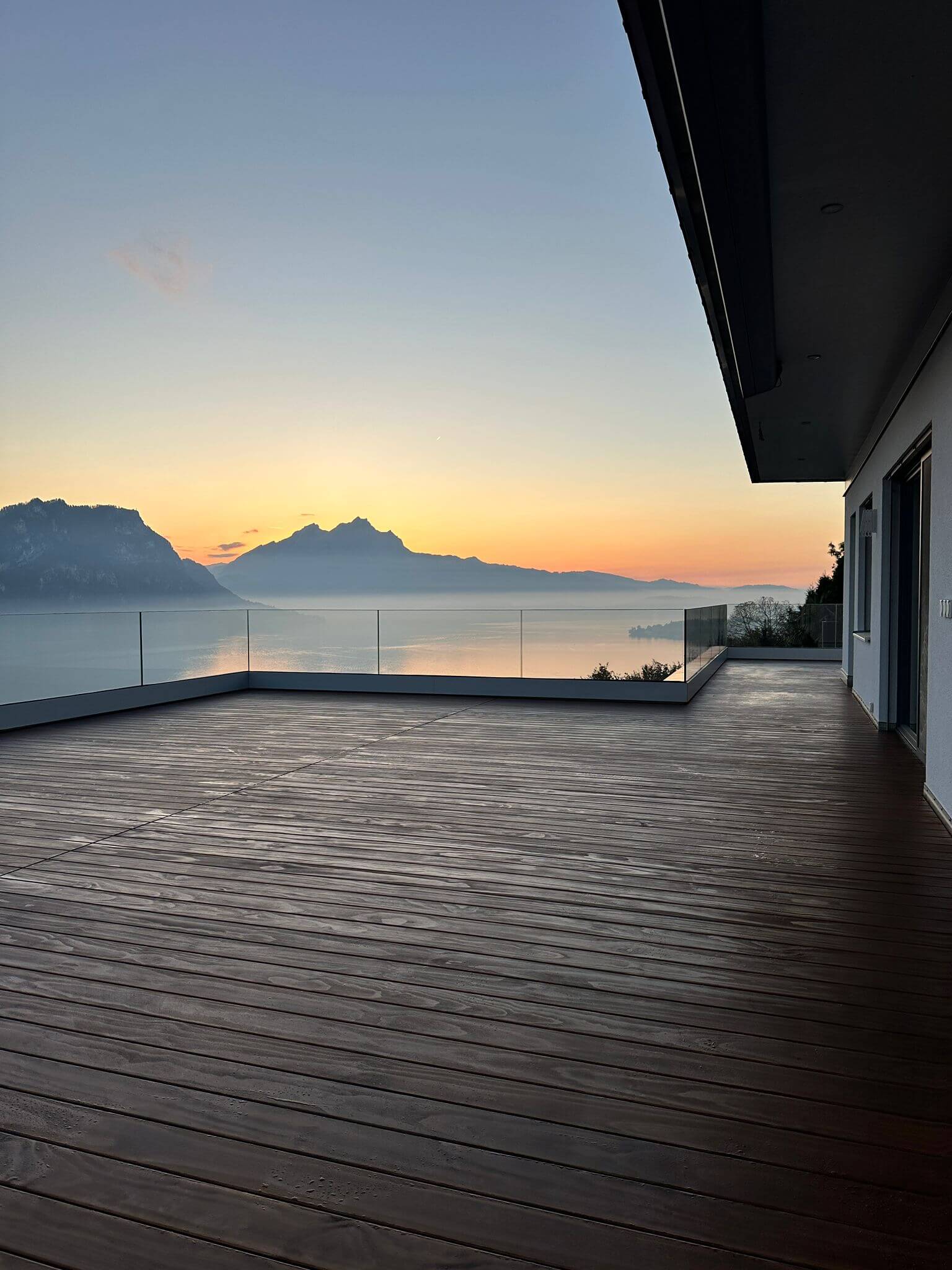 Luxus Holzterrasse auf Balkon