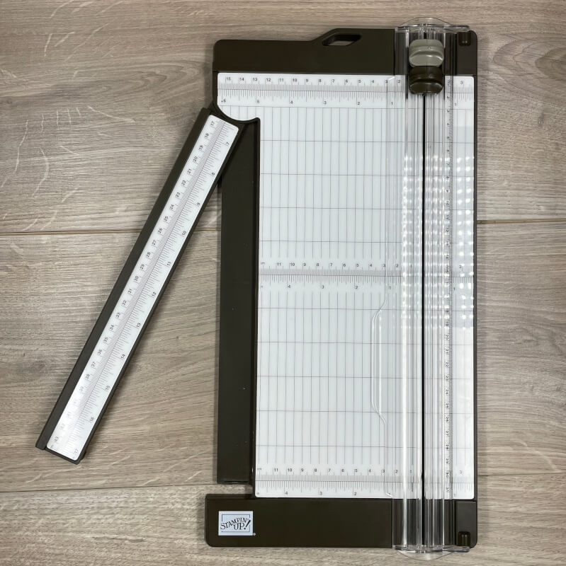 Papierschneidemaschine als Teil der Grundausstattung fürs Kartenbasteln