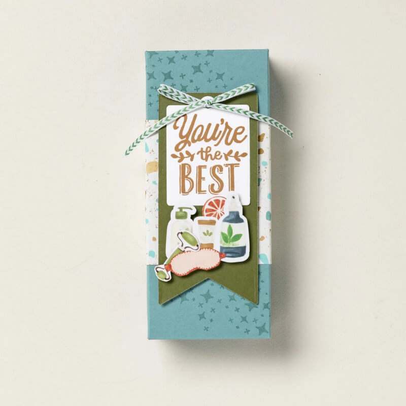 ein mit buntem Papier gestaltetes Kärtchen in braun mit Büchern drauf