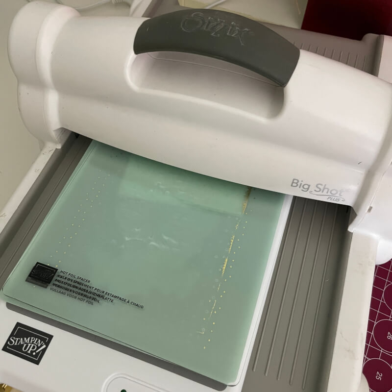 Stanzmaschine Big Shot+ mit eingelegter Platte für das Heißfolien-System