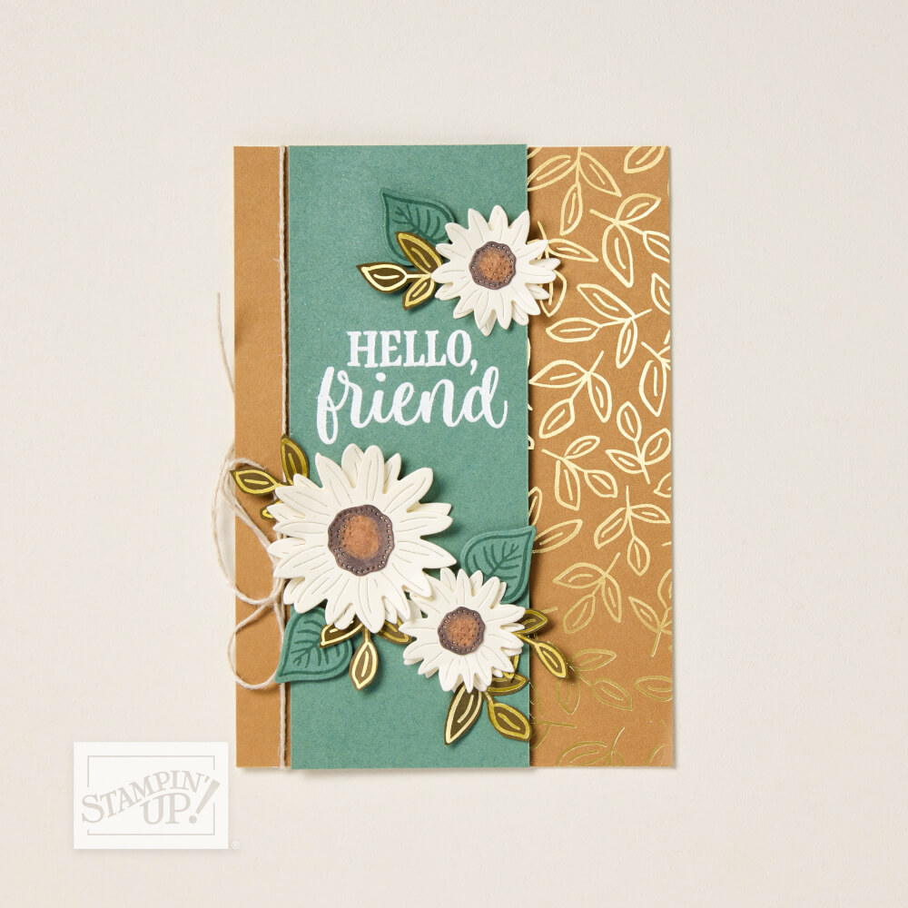 Handgemachte Grußkarte „Hello, friend“ in Salbeigrün und Gold mit gestanzten Blüten und Blättern