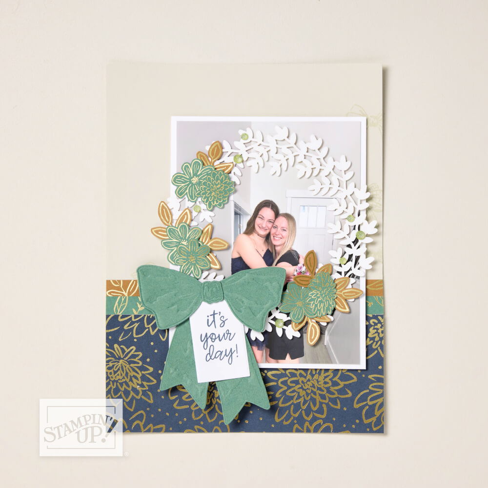 Selbst gebastelte Fotokarte mit Blättern, grüner Schleife und dem Gruß „it's your day“ auf dunkelblau-goldenem Designerpapier