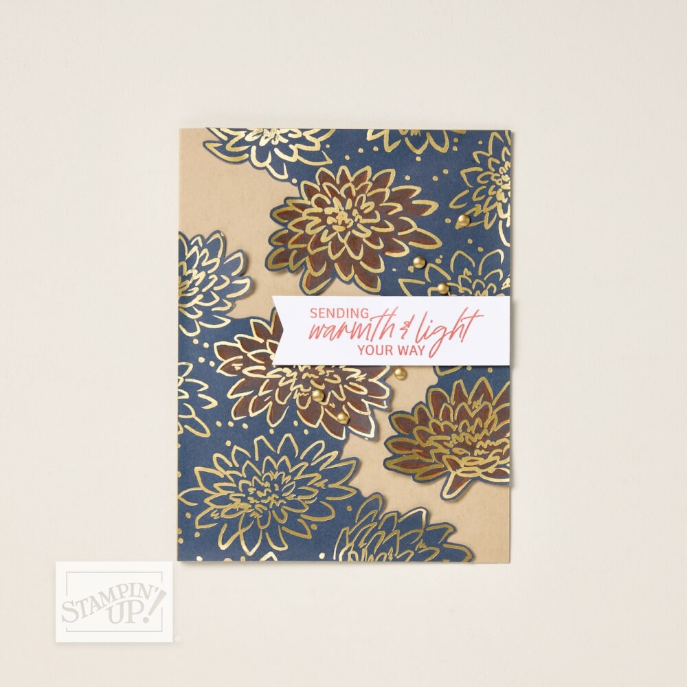 Selbst gebastelte Grußkarte mit Chrysanthemen-Designerpapier in Dunkelblau und Gold und dem Gruß „sending warmth & light your way“