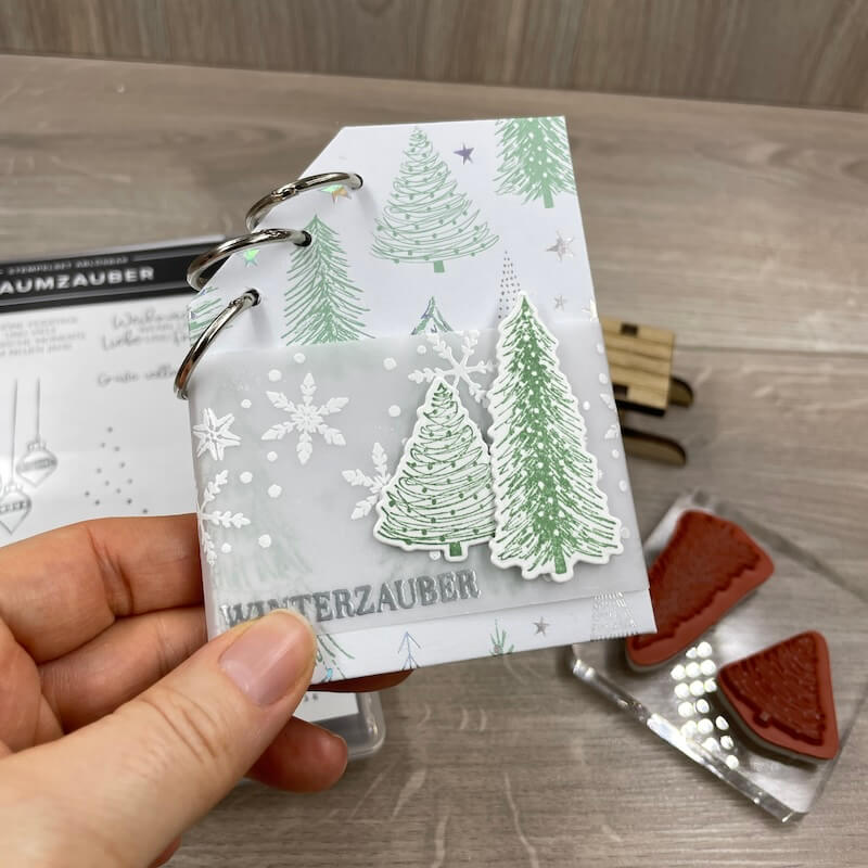Notizblock mit Buchringen und Winterzauber-Motiv in der Hand