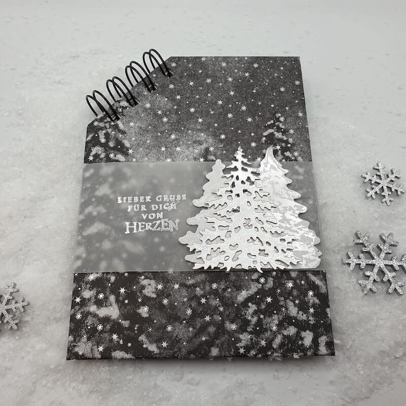 Fertiger Notizblock mit Spiralbindung und winterlichem Waldmotiv im Schnee