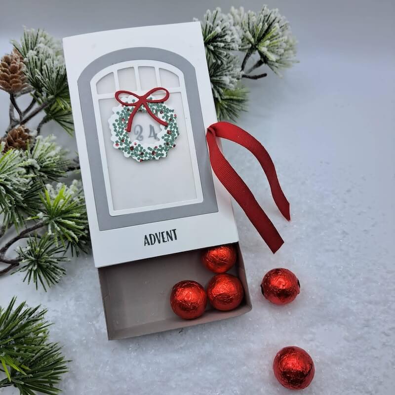 Fertiger Adventskalender im Schnee, Einsteckfach offen mit roten Kugeln