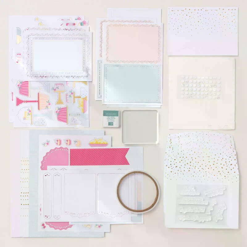Inhalt des Kreativsets Süßer Geburtstag von Stampin’ Up! mit Karten, Etiketten und Teilchen