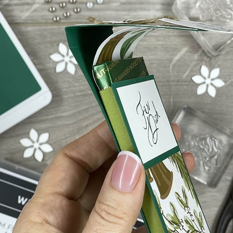 Die Hülle wird aufgezogen und gibt die versteckte Merci-Tafel frei