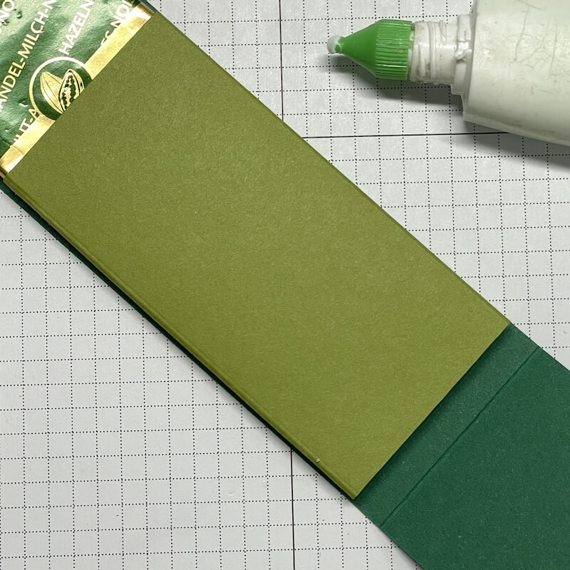 Grüne Hülle mit Klebeflasche auf der Schneidematte
