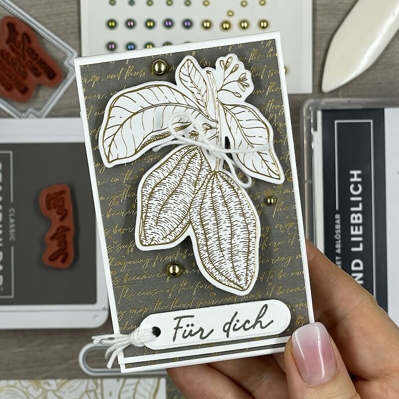 Variante 2: dunkles botanisches Goodie mit Goldmotiv und Anhänger Für dich