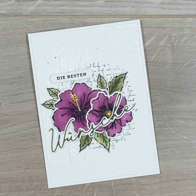 Karte Die besten Wünsche mit zwei violetten Blüten und Schriftzughintergrund
